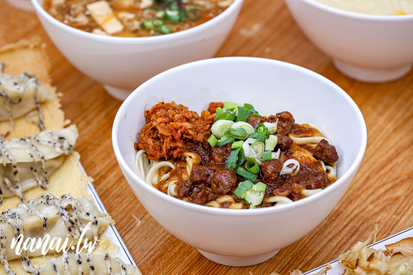 員林火車站附近人氣美食！必點松露煎餃、柴魚燒煎餃，整片冰花超酥脆，顆顆飽滿實在，千千燒煎餃