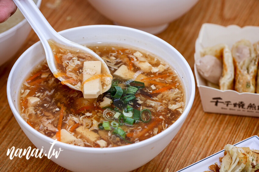 員林火車站附近人氣美食！必點松露煎餃、柴魚燒煎餃，整片冰花超酥脆，顆顆飽滿實在，千千燒煎餃