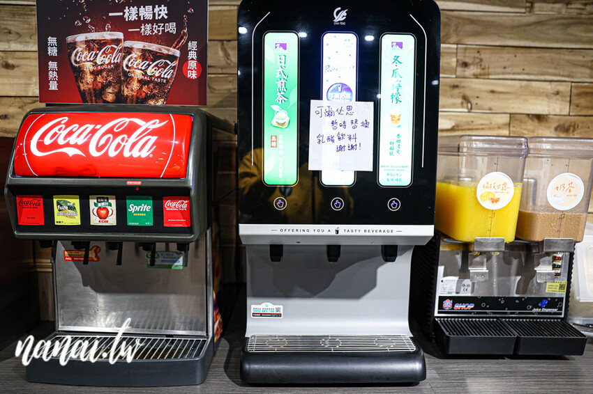 斗六新開百元小火鍋！必點銷魂剝皮辣椒雞湯鍋和小小痛風鍋。自助吧白飯、冰品、飲料、薯片通通吃到飽，藝鍋物斗六店