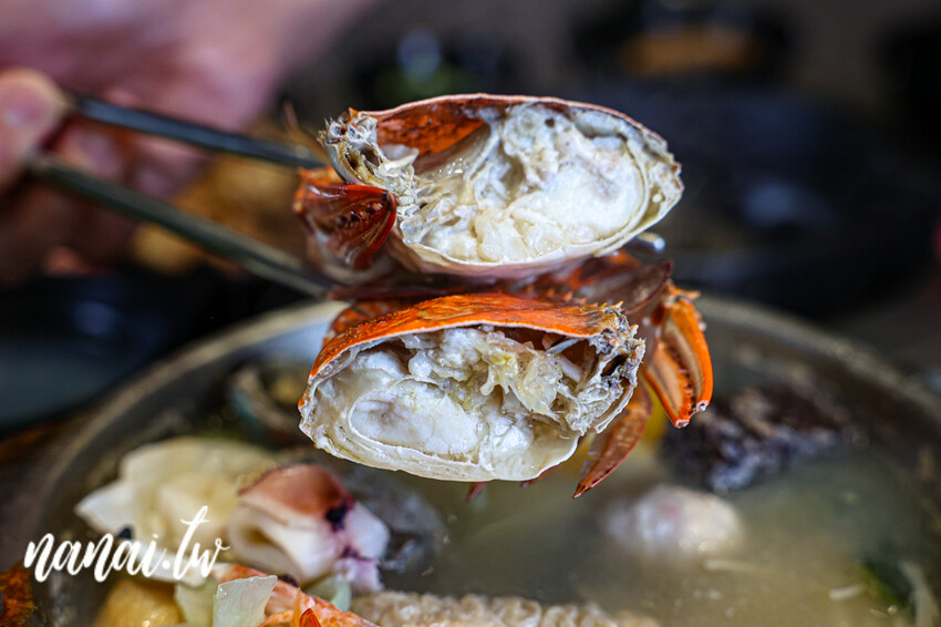 斗六新開百元小火鍋！必點銷魂剝皮辣椒雞湯鍋和小小痛風鍋。自助吧白飯、冰品、飲料、薯片通通吃到飽，藝鍋物斗六店