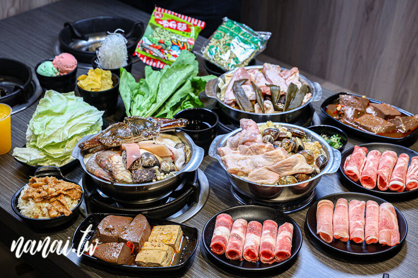 斗六新開百元小火鍋！必點銷魂剝皮辣椒雞湯鍋和小小痛風鍋。自助吧白飯、冰品、飲料、薯片通通吃到飽，藝鍋物斗六店