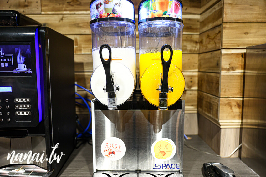 斗六新開百元小火鍋！必點銷魂剝皮辣椒雞湯鍋和小小痛風鍋。自助吧白飯、冰品、飲料、薯片通通吃到飽，藝鍋物斗六店