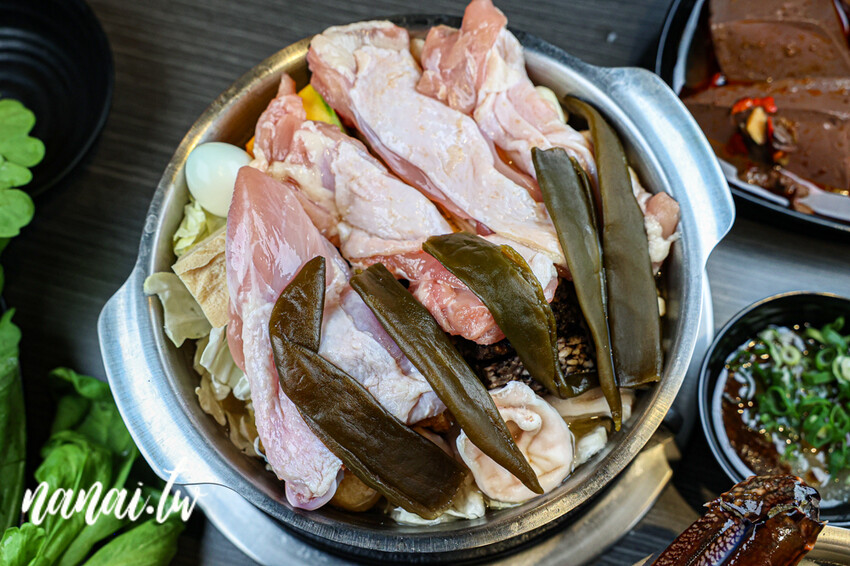 斗六新開百元小火鍋！必點銷魂剝皮辣椒雞湯鍋和小小痛風鍋。自助吧白飯、冰品、飲料、薯片通通吃到飽，藝鍋物斗六店