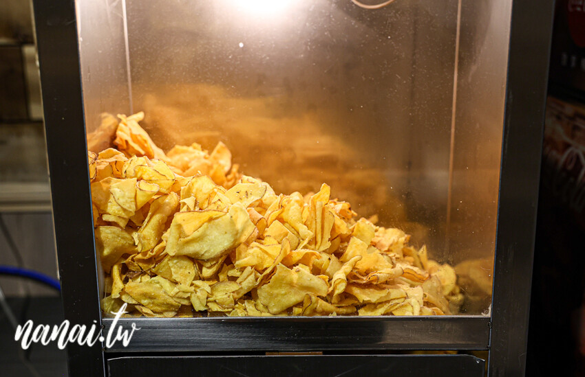 斗六新開百元小火鍋！必點銷魂剝皮辣椒雞湯鍋和小小痛風鍋。自助吧白飯、冰品、飲料、薯片通通吃到飽，藝鍋物斗六店