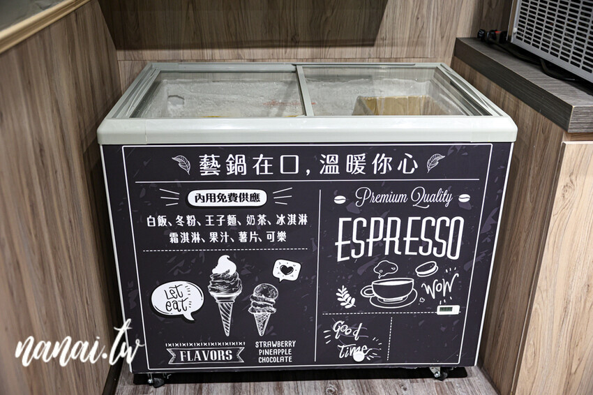 斗六新開百元小火鍋！必點銷魂剝皮辣椒雞湯鍋和小小痛風鍋。自助吧白飯、冰品、飲料、薯片通通吃到飽，藝鍋物斗六店