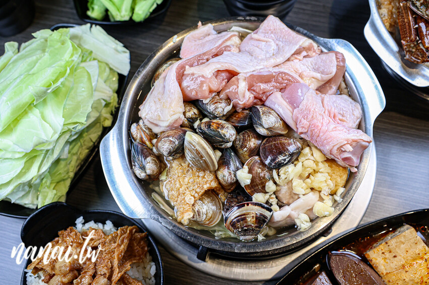 斗六新開百元小火鍋！必點銷魂剝皮辣椒雞湯鍋和小小痛風鍋。自助吧白飯、冰品、飲料、薯片通通吃到飽，藝鍋物斗六店