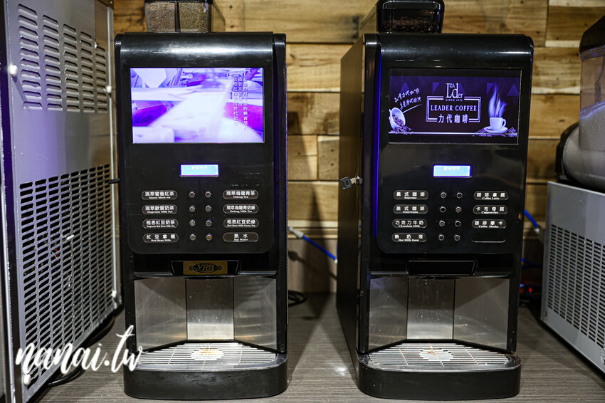 斗六新開百元小火鍋！必點銷魂剝皮辣椒雞湯鍋和小小痛風鍋。自助吧白飯、冰品、飲料、薯片通通吃到飽，藝鍋物斗六店