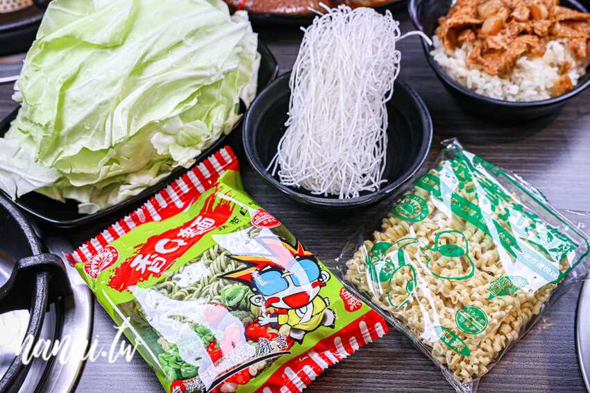 斗六新開百元小火鍋！必點銷魂剝皮辣椒雞湯鍋和小小痛風鍋。自助吧白飯、冰品、飲料、薯片通通吃到飽，藝鍋物斗六店