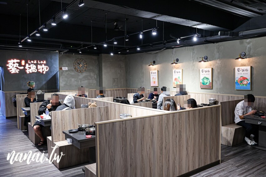 斗六新開百元小火鍋！必點銷魂剝皮辣椒雞湯鍋和小小痛風鍋。自助吧白飯、冰品、飲料、薯片通通吃到飽，藝鍋物斗六店