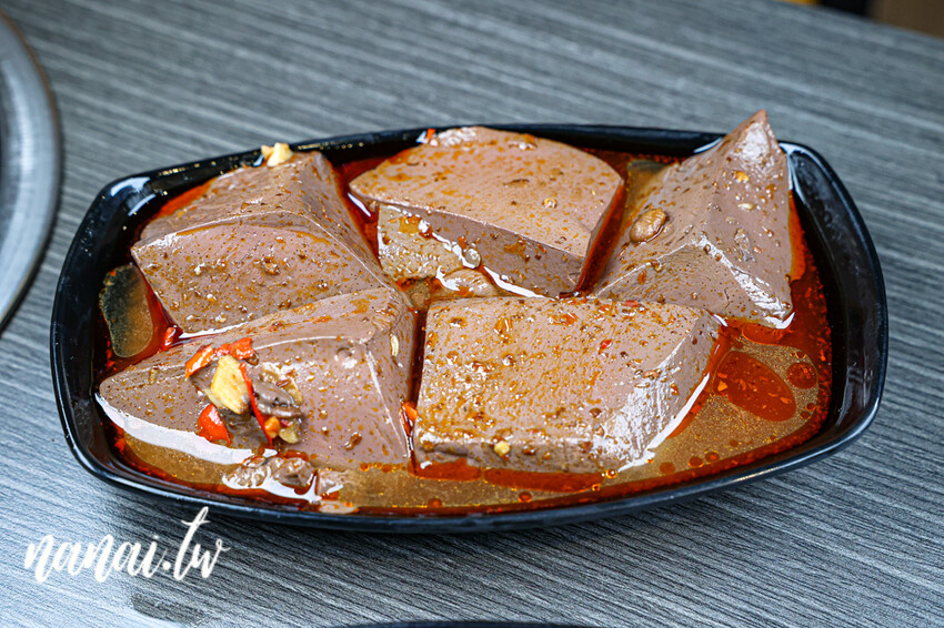 斗六新開百元小火鍋！必點銷魂剝皮辣椒雞湯鍋和小小痛風鍋。自助吧白飯、冰品、飲料、薯片通通吃到飽，藝鍋物斗六店