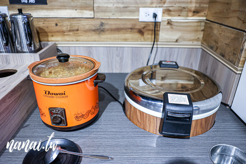 斗六新開百元小火鍋！必點銷魂剝皮辣椒雞湯鍋和小小痛風鍋。自助吧白飯、冰品、飲料、薯片通通吃到飽，藝鍋物斗六店