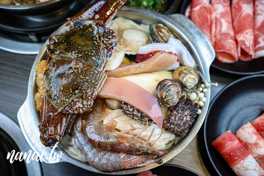 斗六新開百元小火鍋！必點銷魂剝皮辣椒雞湯鍋和小小痛風鍋。自助吧白飯、冰品、飲料、薯片通通吃到飽，藝鍋物斗六店