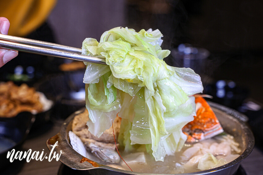 斗六新開百元小火鍋！必點銷魂剝皮辣椒雞湯鍋和小小痛風鍋。自助吧白飯、冰品、飲料、薯片通通吃到飽，藝鍋物斗六店