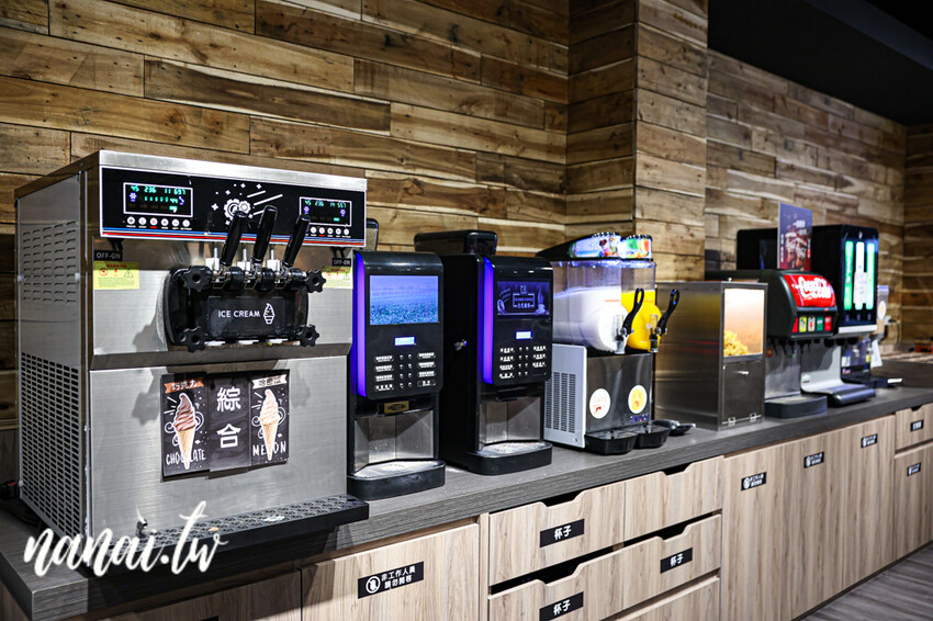 斗六新開百元小火鍋！必點銷魂剝皮辣椒雞湯鍋和小小痛風鍋。自助吧白飯、冰品、飲料、薯片通通吃到飽，藝鍋物斗六店