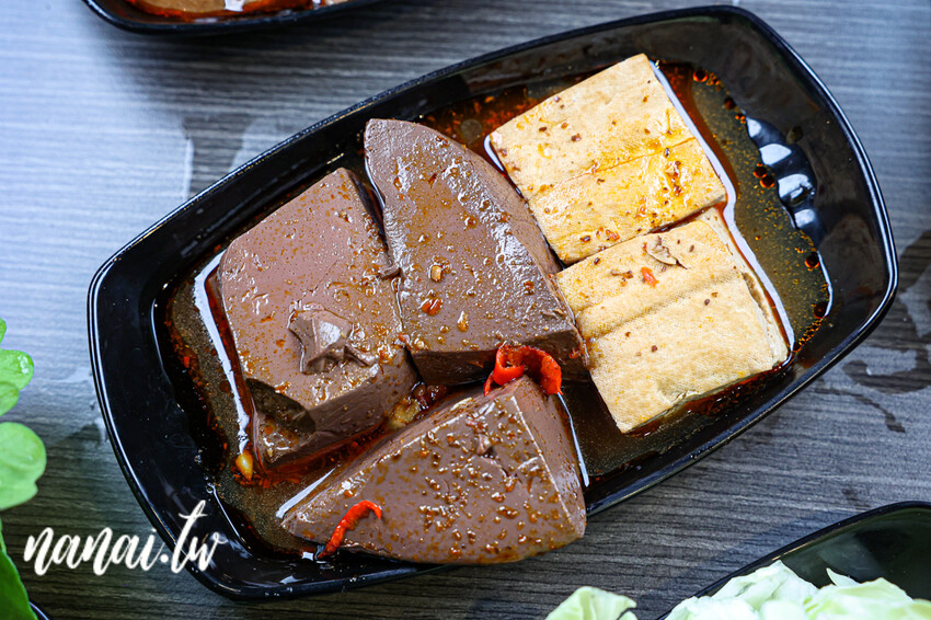 斗六新開百元小火鍋！必點銷魂剝皮辣椒雞湯鍋和小小痛風鍋。自助吧白飯、冰品、飲料、薯片通通吃到飽，藝鍋物斗六店