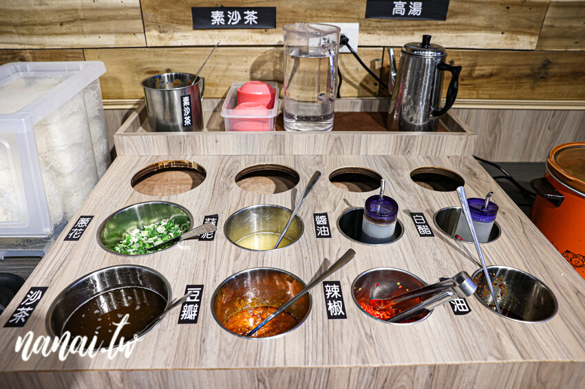 斗六新開百元小火鍋！必點銷魂剝皮辣椒雞湯鍋和小小痛風鍋。自助吧白飯、冰品、飲料、薯片通通吃到飽，藝鍋物斗六店