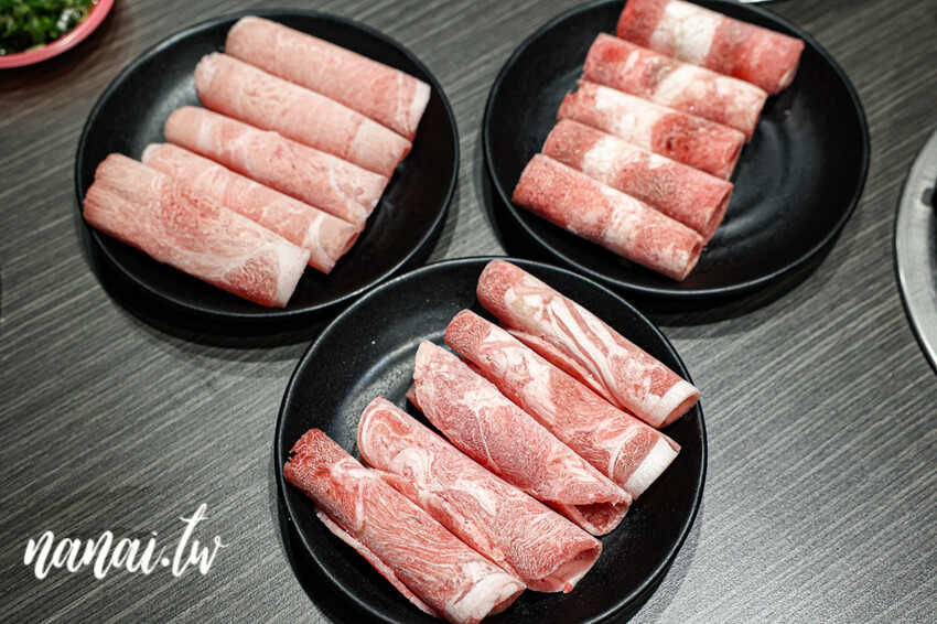 斗六新開百元小火鍋！必點銷魂剝皮辣椒雞湯鍋和小小痛風鍋。自助吧白飯、冰品、飲料、薯片通通吃到飽，藝鍋物斗六店