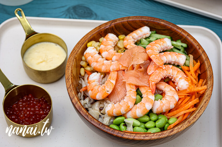 新店!夏威夷拌飯超過16種菜色、13種蛋白質、9種淋醬,通通自由選。必點爆量澎湃鮮蝦鮭魚卵套餐poke超欠吃,LaLaPoke