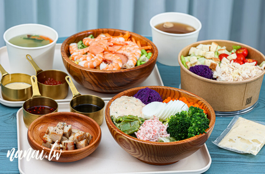 新店!夏威夷拌飯超過16種菜色、13種蛋白質、9種淋醬,通通自由選。必點爆量澎湃鮮蝦鮭魚卵套餐poke超欠吃,LaLaPoke