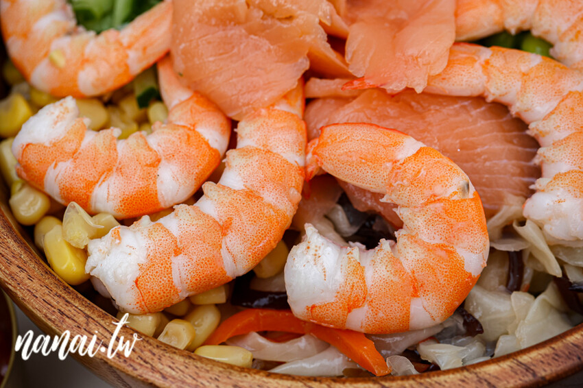 新店!夏威夷拌飯超過16種菜色、13種蛋白質、9種淋醬,通通自由選。必點爆量澎湃鮮蝦鮭魚卵套餐poke超欠吃,LaLaPoke