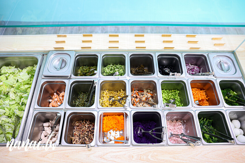 新店!夏威夷拌飯超過16種菜色、13種蛋白質、9種淋醬,通通自由選。必點爆量澎湃鮮蝦鮭魚卵套餐poke超欠吃,LaLaPoke