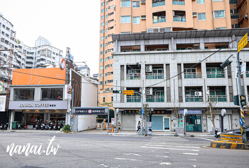 新店!夏威夷拌飯超過16種菜色、13種蛋白質、9種淋醬,通通自由選。必點爆量澎湃鮮蝦鮭魚卵套餐poke超欠吃,LaLaPoke