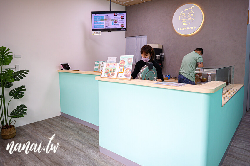 新店!夏威夷拌飯超過16種菜色、13種蛋白質、9種淋醬,通通自由選。必點爆量澎湃鮮蝦鮭魚卵套餐poke超欠吃,LaLaPoke