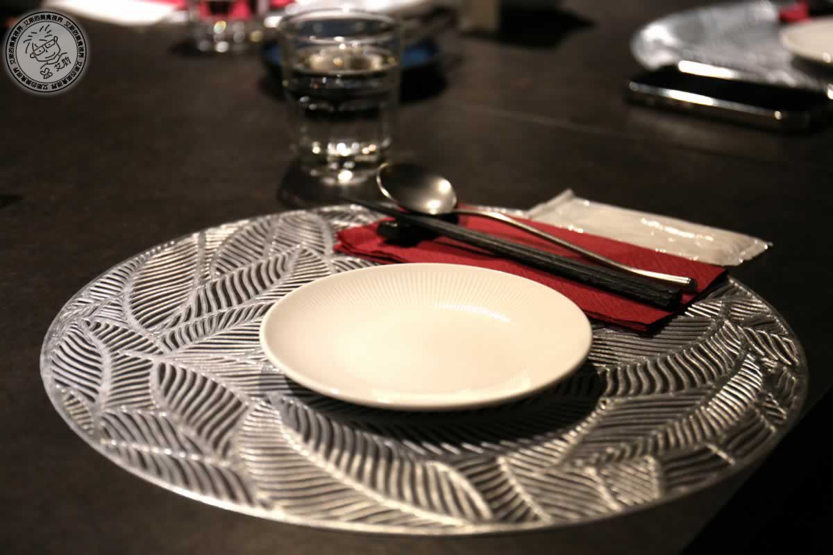 東區餐酒館極致體驗,直火炭烤美味與私密KTV,就在Uchi吾居炭火私廚