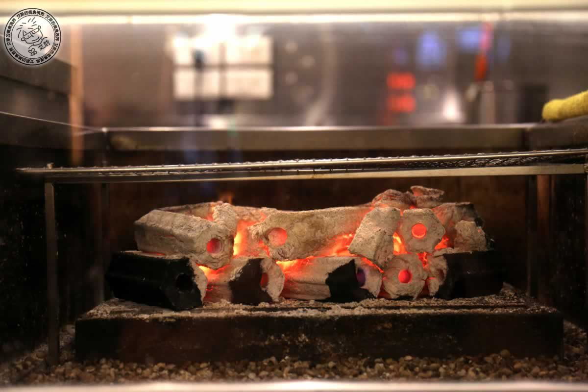 東區餐酒館極致體驗,直火炭烤美味與私密KTV,就在Uchi吾居炭火私廚