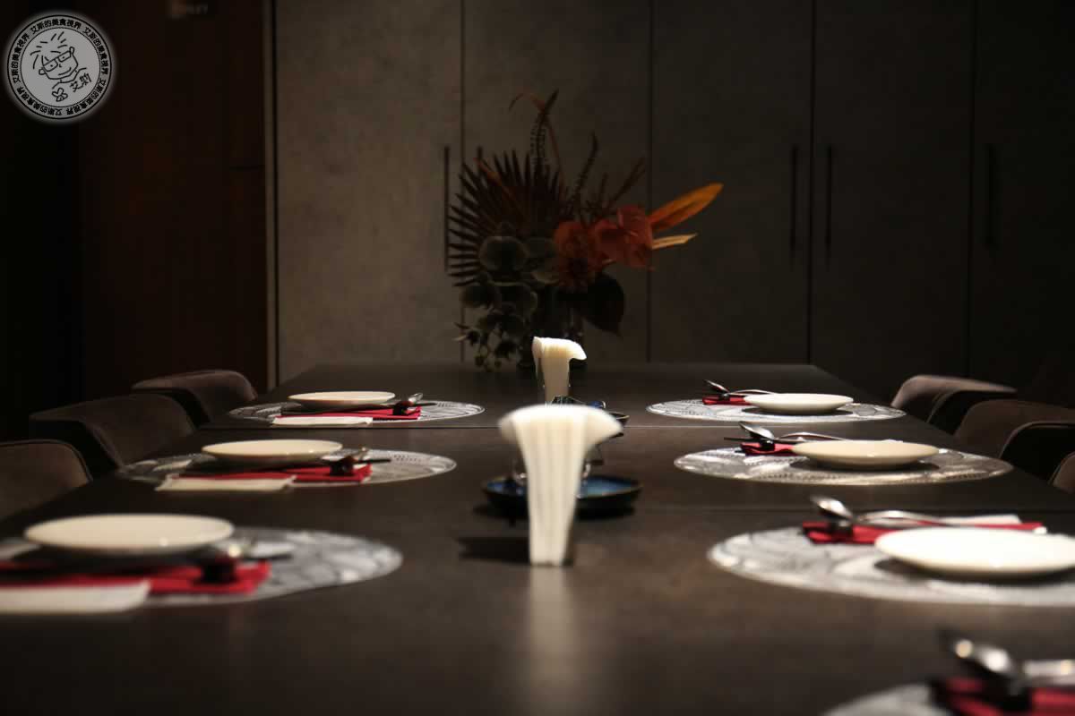 東區餐酒館極致體驗,直火炭烤美味與私密KTV,就在Uchi吾居炭火私廚