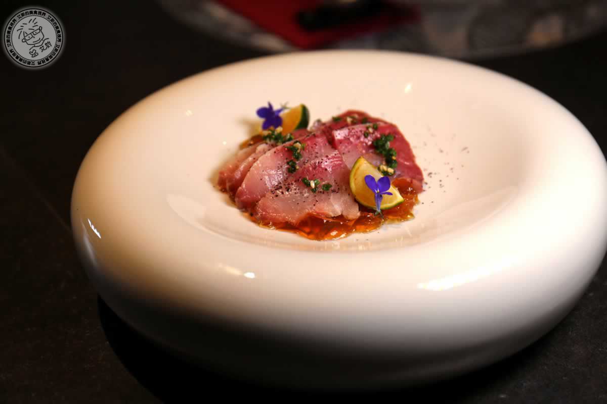 東區餐酒館極致體驗,直火炭烤美味與私密KTV,就在Uchi吾居炭火私廚