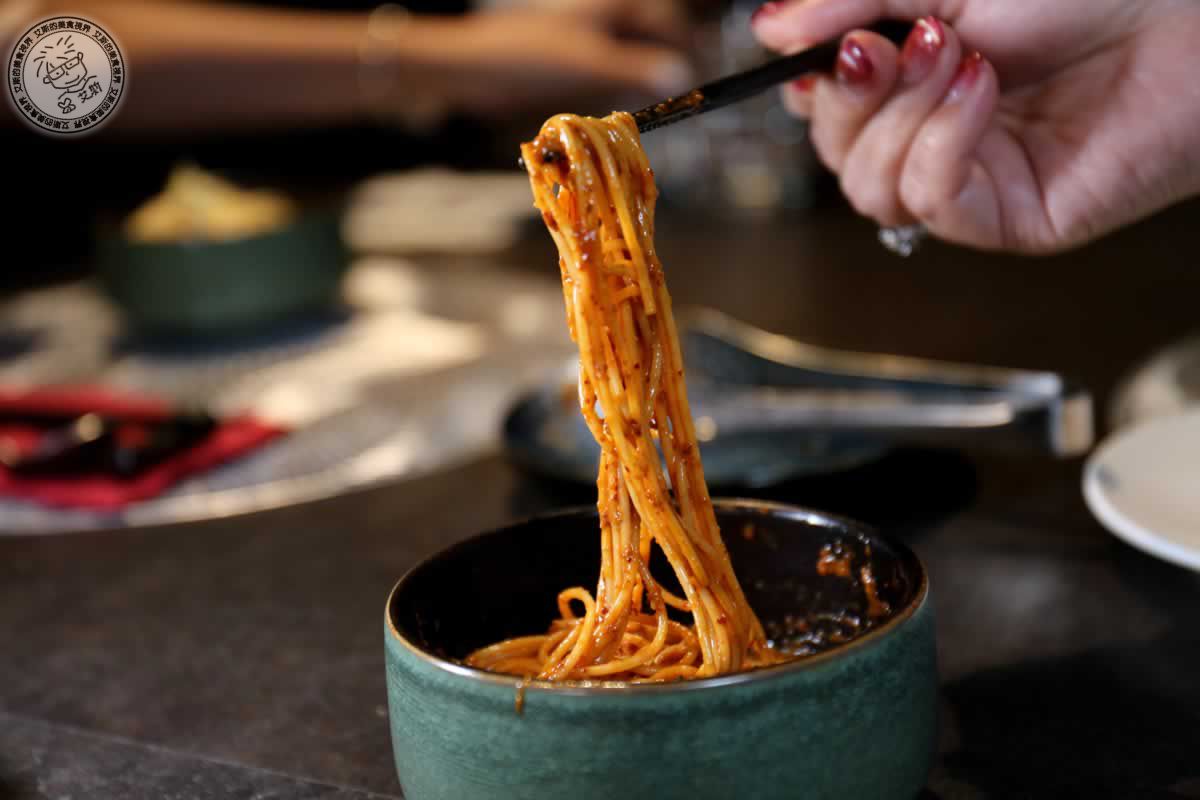 東區餐酒館極致體驗,直火炭烤美味與私密KTV,就在Uchi吾居炭火私廚