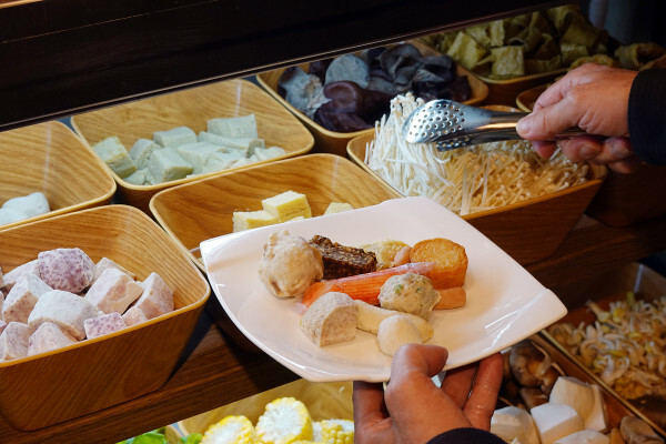 桃園市中壢區288元不收服務費福田永豐時尚鍋物蔬果百匯吃到飽，明治冰淇淋/季節水果/生菜沙拉吧還有冷熱飲無限享用