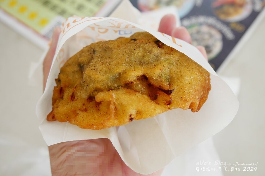 澎湖縣馬公市【澎湖小吃】洪家炸粿，炸粿炸的酥脆，每口咬下去都聽的到ㄎㄠˊㄎㄠˊㄎㄠˊ的聲音，豪華綜合吃到的蝦子與鮮蚵的鮮味也吃的到高麗菜的清甜脆口，一口咬下大大滿足。澎湖炸物