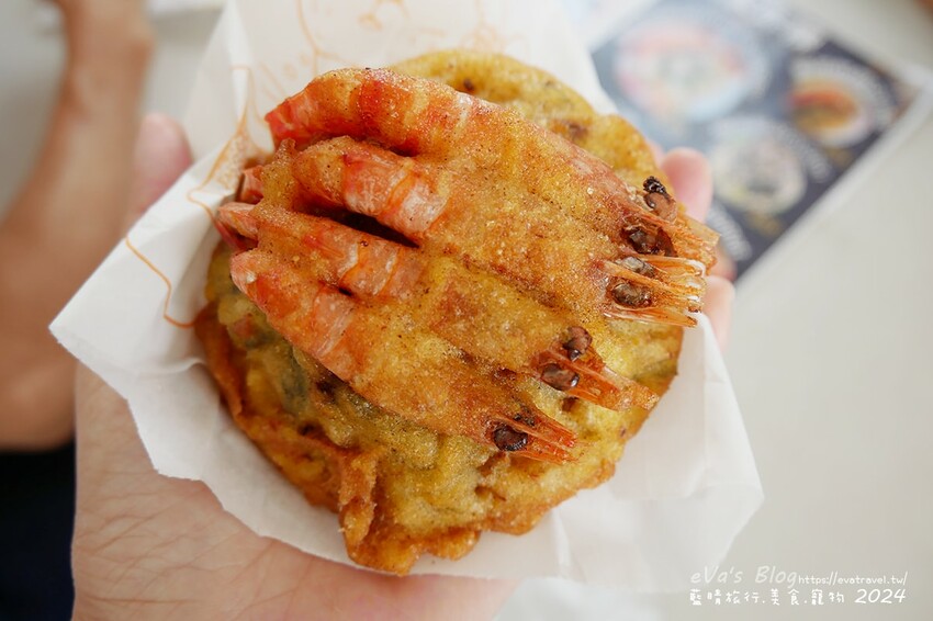 澎湖縣馬公市【澎湖小吃】洪家炸粿，炸粿炸的酥脆，每口咬下去都聽的到ㄎㄠˊㄎㄠˊㄎㄠˊ的聲音，豪華綜合吃到的蝦子與鮮蚵的鮮味也吃的到高麗菜的清甜脆口，一口咬下大大滿足。澎湖炸物