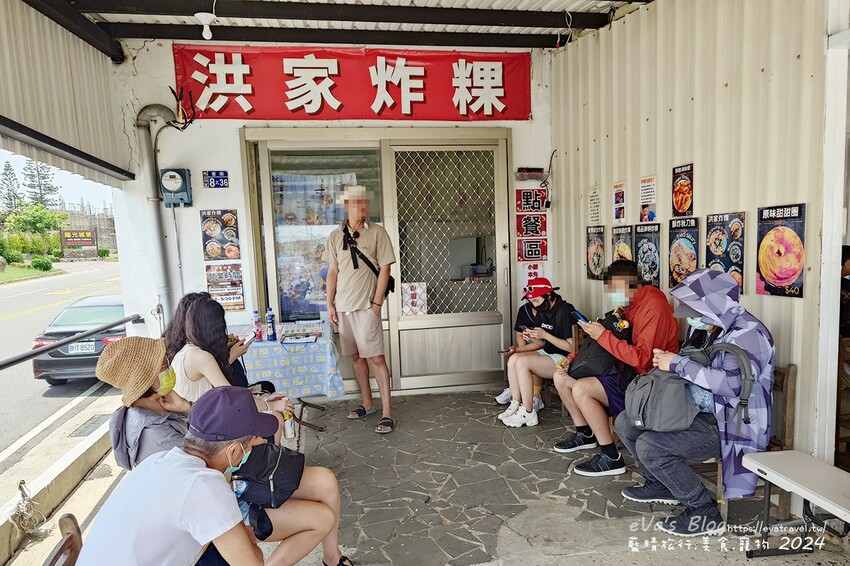 澎湖縣馬公市【澎湖小吃】洪家炸粿，炸粿炸的酥脆，每口咬下去都聽的到ㄎㄠˊㄎㄠˊㄎㄠˊ的聲音，豪華綜合吃到的蝦子與鮮蚵的鮮味也吃的到高麗菜的清甜脆口，一口咬下大大滿足。澎湖炸物