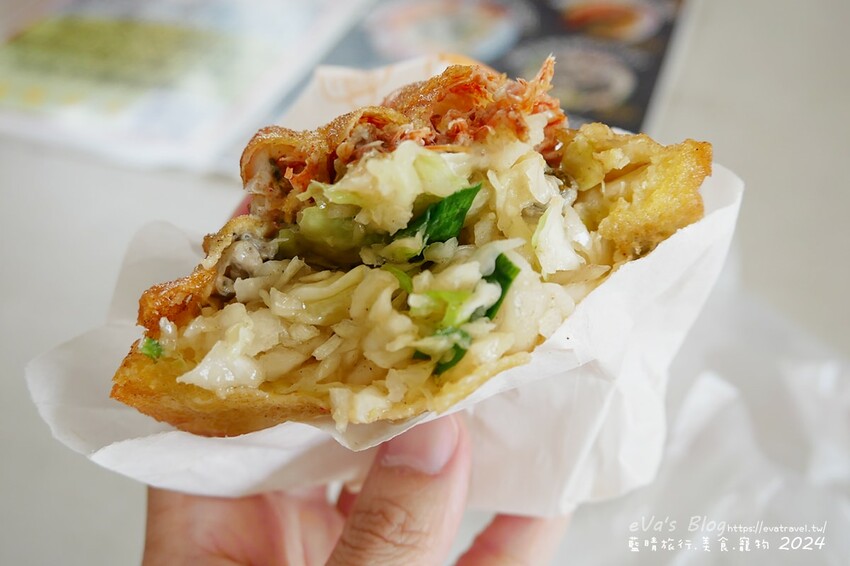 澎湖縣馬公市【澎湖小吃】洪家炸粿，炸粿炸的酥脆，每口咬下去都聽的到ㄎㄠˊㄎㄠˊㄎㄠˊ的聲音，豪華綜合吃到的蝦子與鮮蚵的鮮味也吃的到高麗菜的清甜脆口，一口咬下大大滿足。澎湖炸物