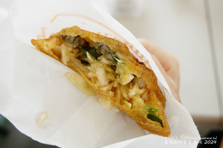 澎湖縣馬公市【澎湖小吃】洪家炸粿，炸粿炸的酥脆，每口咬下去都聽的到ㄎㄠˊㄎㄠˊㄎㄠˊ的聲音，豪華綜合吃到的蝦子與鮮蚵的鮮味也吃的到高麗菜的清甜脆口，一口咬下大大滿足。澎湖炸物