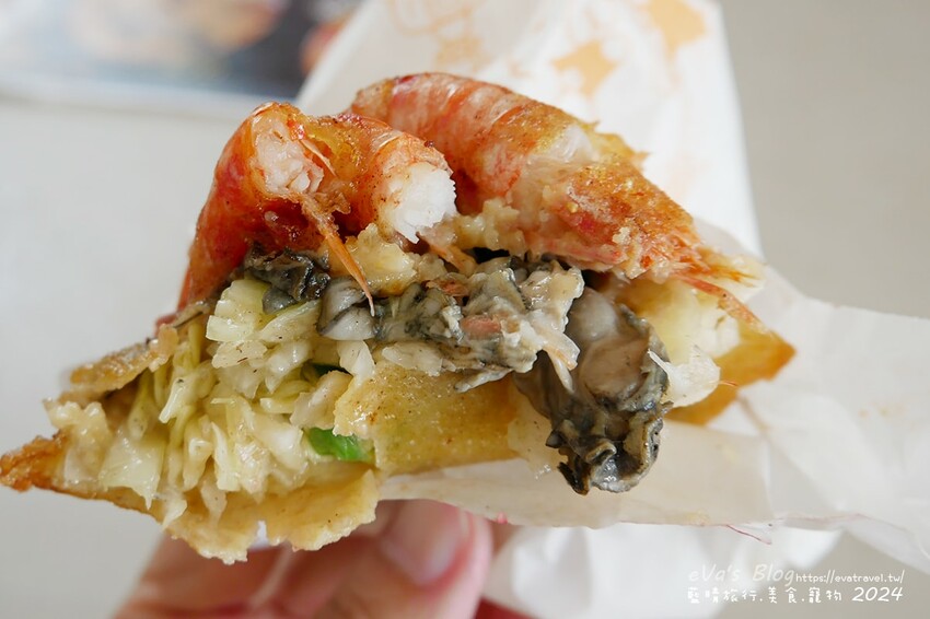 澎湖縣馬公市【澎湖小吃】洪家炸粿，炸粿炸的酥脆，每口咬下去都聽的到ㄎㄠˊㄎㄠˊㄎㄠˊ的聲音，豪華綜合吃到的蝦子與鮮蚵的鮮味也吃的到高麗菜的清甜脆口，一口咬下大大滿足。澎湖炸物