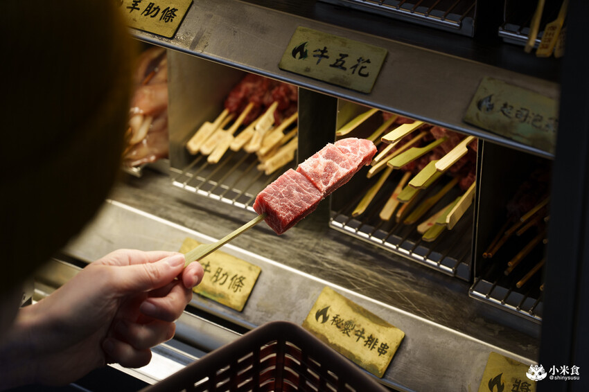 台北市信義區台北市信義區老王炸烤|2025平價串燒、炸物、海鮮、宵夜歡唱與調酒,台北超chill夜生活聚餐推薦!