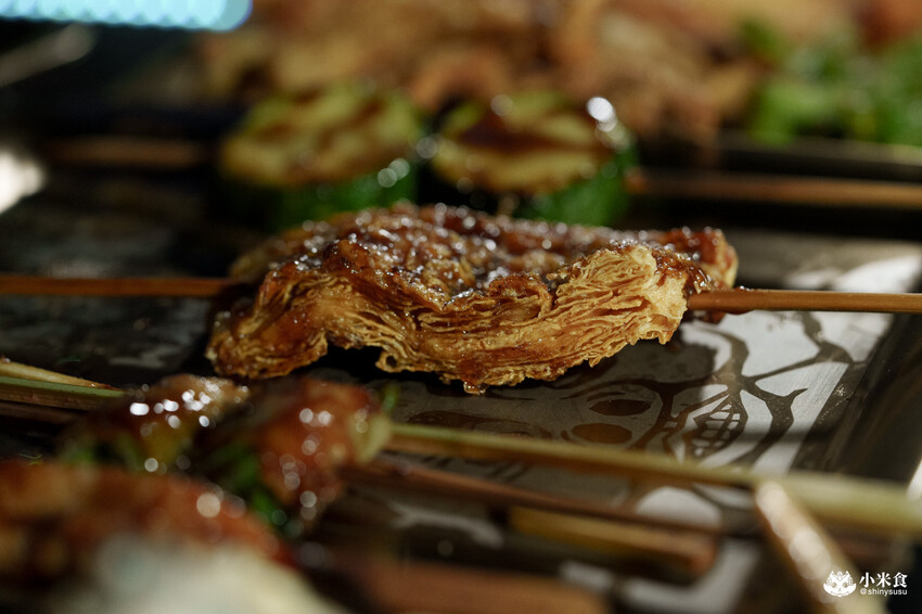 台北市信義區台北市信義區老王炸烤|2025平價串燒、炸物、海鮮、宵夜歡唱與調酒,台北超chill夜生活聚餐推薦!