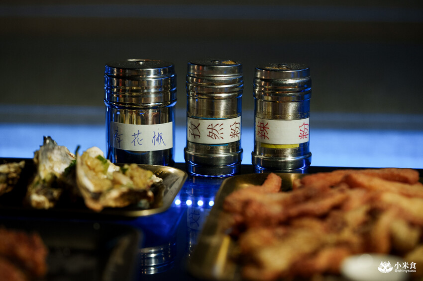 台北市信義區台北市信義區老王炸烤|2025平價串燒、炸物、海鮮、宵夜歡唱與調酒,台北超chill夜生活聚餐推薦!