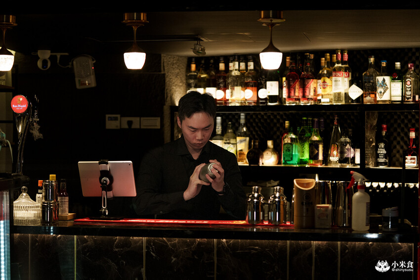 台北市信義區台北市信義區老王炸烤|2025平價串燒、炸物、海鮮、宵夜歡唱與調酒,台北超chill夜生活聚餐推薦!