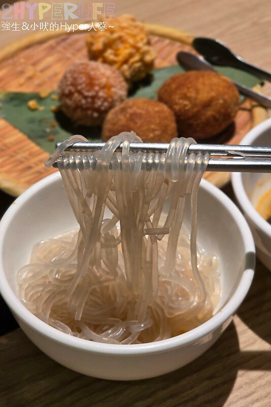 崇德路上這鍋不簡單!泰式南洋湯頭酸辣帶勁,還有豐富自助吧吃到飽哦!