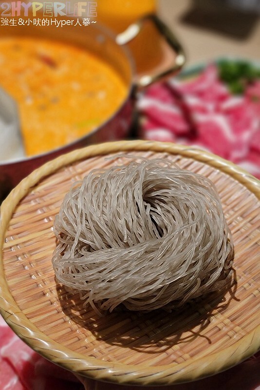 崇德路上這鍋不簡單!泰式南洋湯頭酸辣帶勁,還有豐富自助吧吃到飽哦!