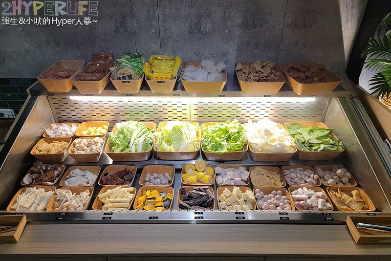 崇德路上這鍋不簡單!泰式南洋湯頭酸辣帶勁,還有豐富自助吧吃到飽哦!