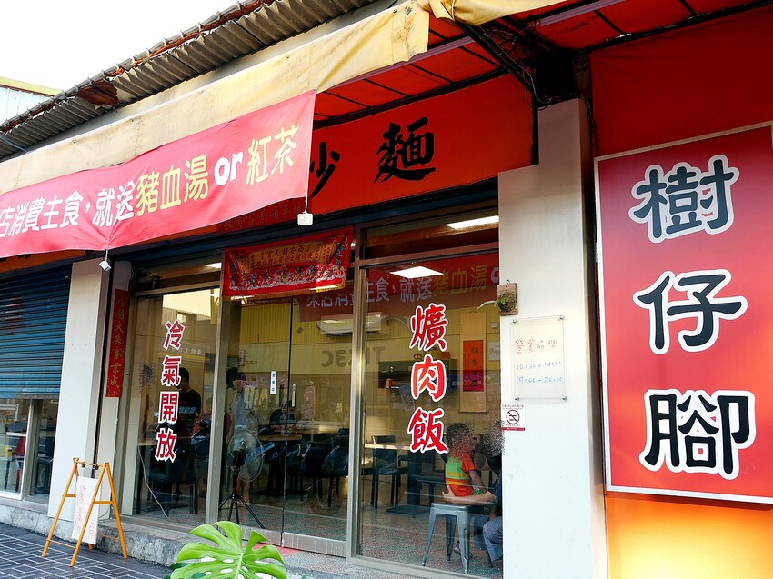 蔥花、炸蛋、滷肉飯的搭配好犯規，台中太平這家小吃的炒飯充滿鍋氣，比專賣店還厲害