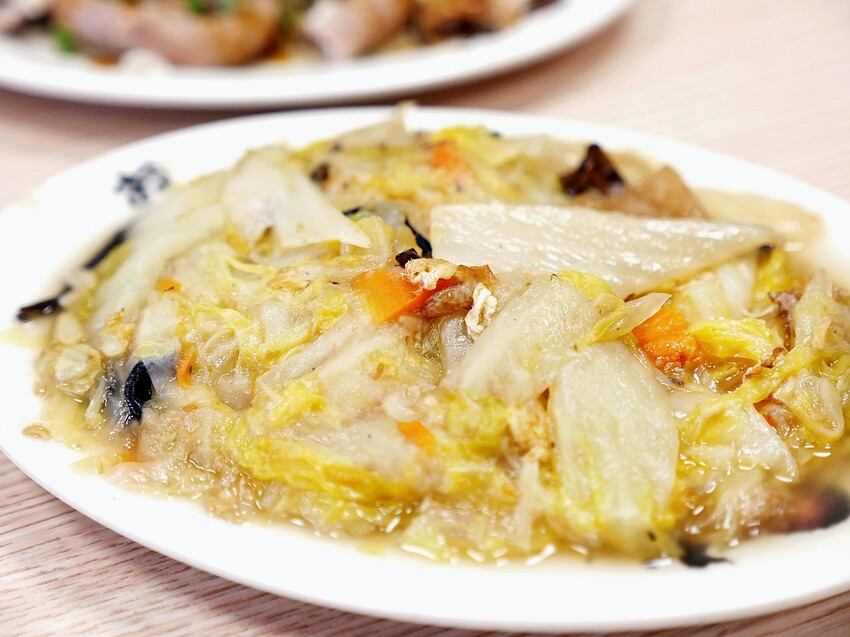 蔥花、炸蛋、滷肉飯的搭配好犯規，台中太平這家小吃的炒飯充滿鍋氣，比專賣店還厲害