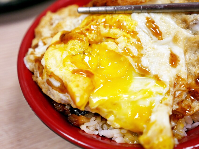 蔥花、炸蛋、滷肉飯的搭配好犯規，台中太平這家小吃的炒飯充滿鍋氣，比專賣店還厲害