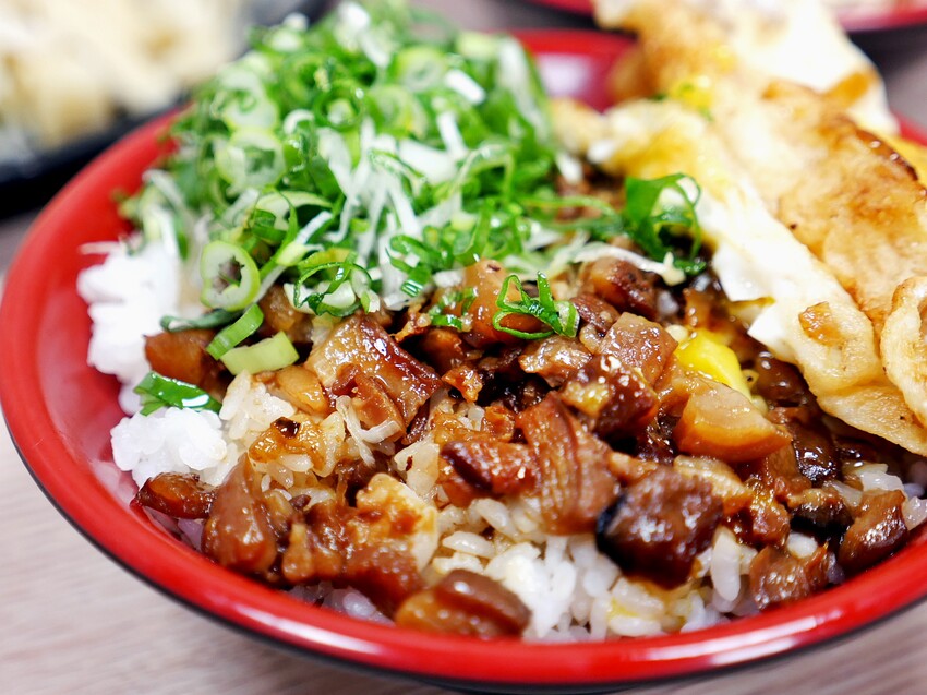 蔥花、炸蛋、滷肉飯的搭配好犯規，台中太平這家小吃的炒飯充滿鍋氣，比專賣店還厲害